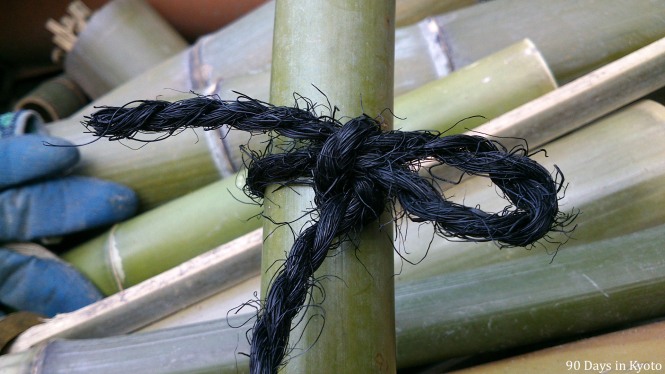 An otoko musubi, one of the basic garden knots with Shuronawa on a young bamboo